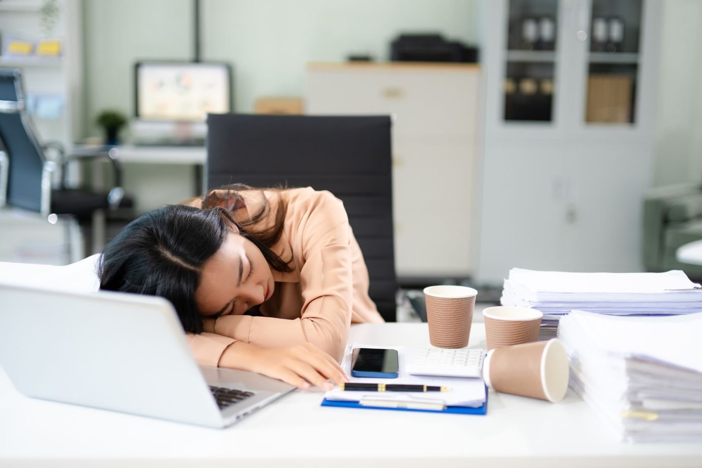 A exaustão do “High Performer”: quando o sucesso profissional mascara o sofrimento emocional